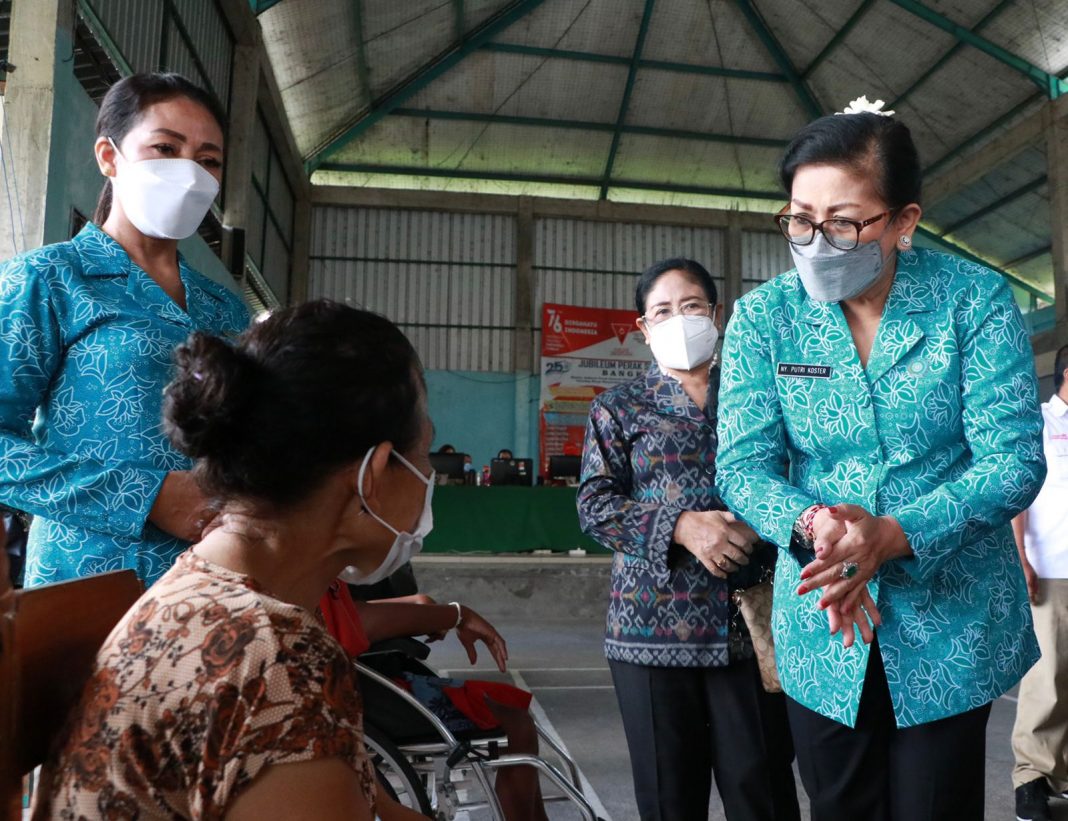 Ny Putri Koster Bawa Tim Vaksinator Datangi Rumah Kaum Difabel