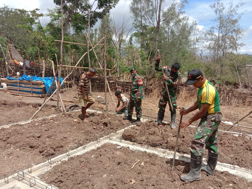Satgas Pamtas Yonarmed 6/3 Kostrad Rehab Rumah Warga Tidak Mampu di Perbatasan