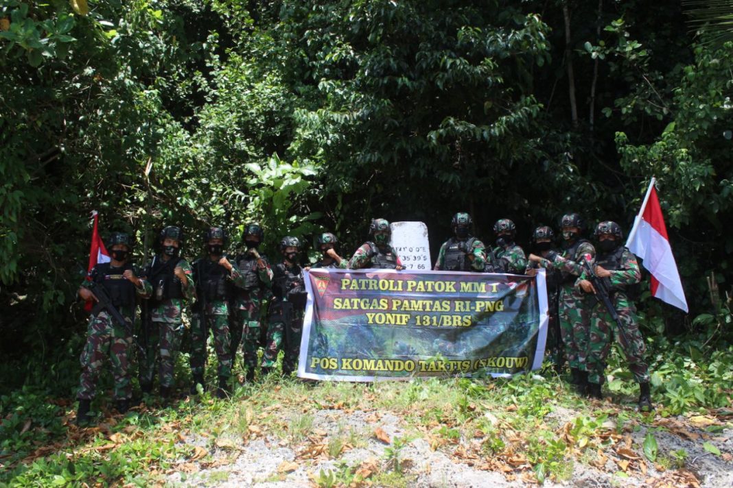 Satgas Pamtas Yonif 131/Brs Melaksanakan Patroli Untuk Mengecek Patok Batas RI-PNG