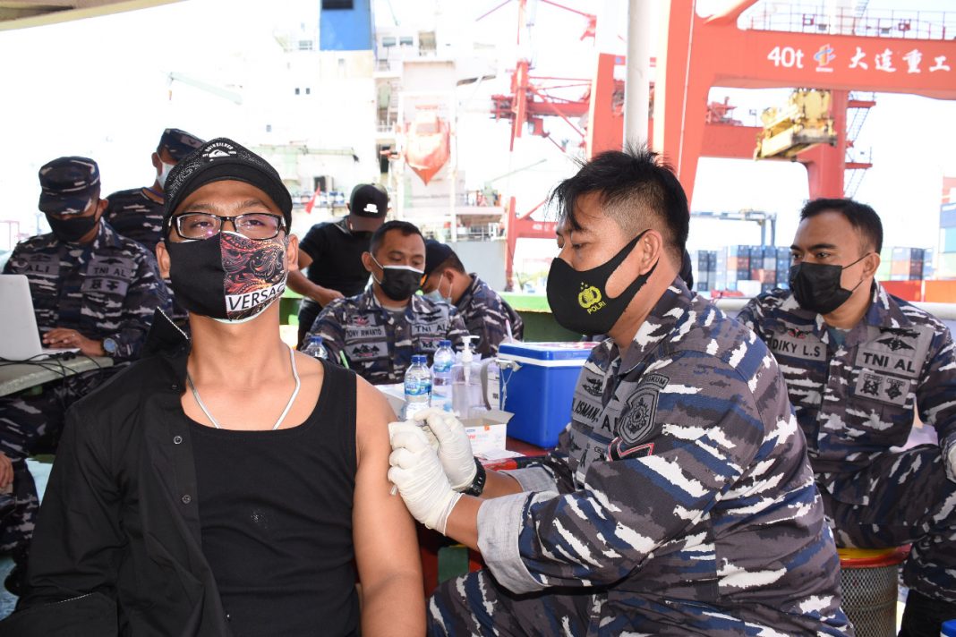 Jelang HUT TNI AL Ke-76, Kodiklatal Gencarkan Serbuan Vaksin Ke Kapal-Kapal Niaga di Pelabuhan Tanjung Perak