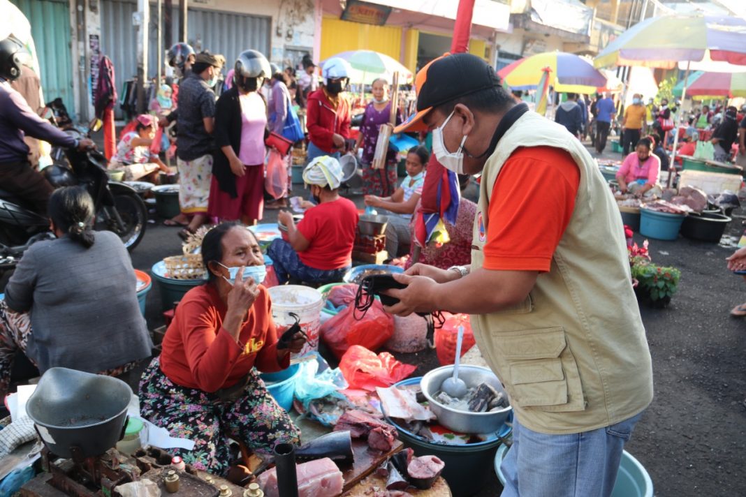 BPBD Buleleng Bagikan 2.000 Masker Menyasar Pasar Tradisional