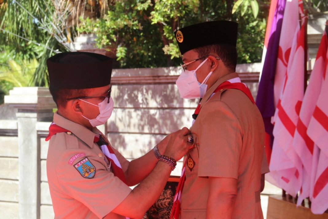 Tutup Peringatan Hari Pramuka ke-60, Sekda Suyasa Peroleh Lencana Pancawarsa