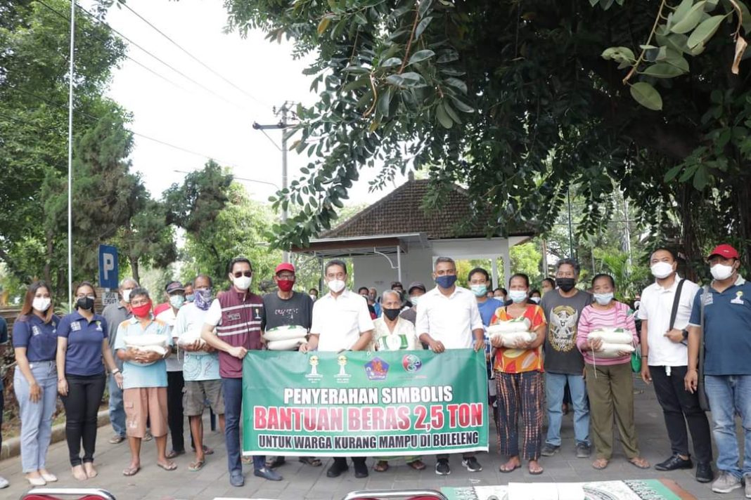 Ketua Dewan Bersama BPD HIPMI Bali Salurkan Bantuan Beras ke Masyarakat