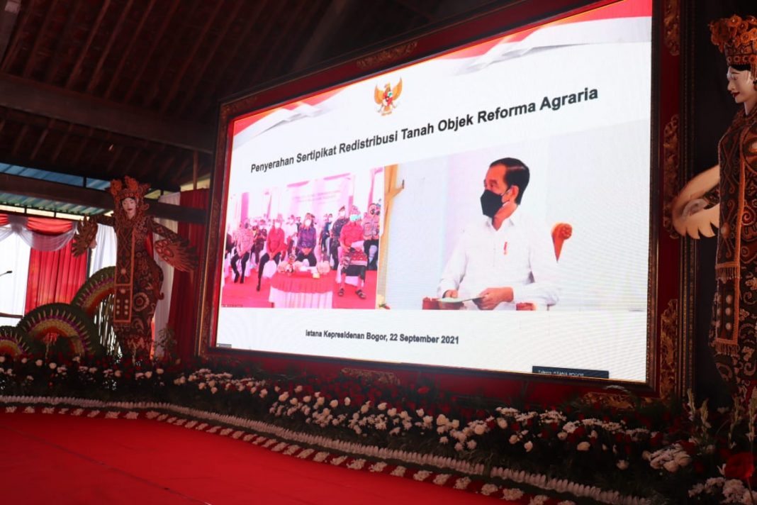 Sebanyak 813 Sertipikat Tanah Diserahkan Kepada Warga Sumberklampok