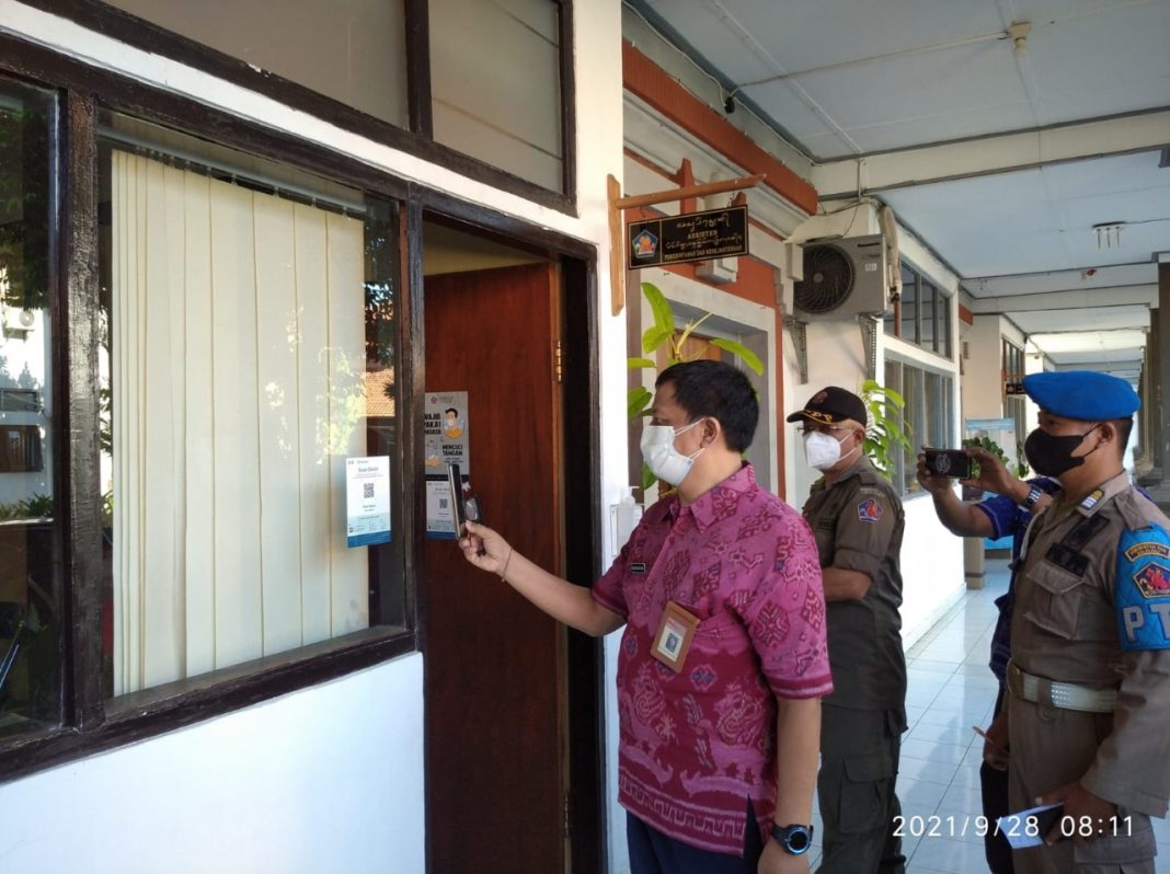 Tim Gabungan Diskominfo Buleleng Lakukan Monitoring Penerapan Aplikasi PeduliLindungi