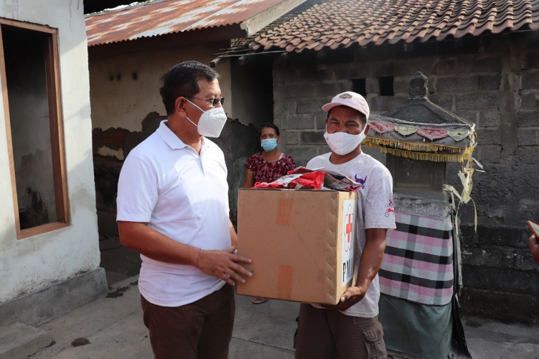 Wakil Bupati dan PMI Buleleng berikan bantuan kepada Korban Kebakaran