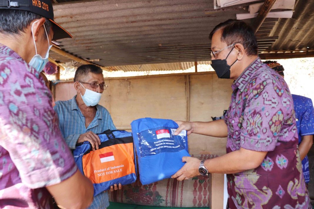 Korban Puting Beliung, Kakek Windra Dibantu Wabup Sutjidra