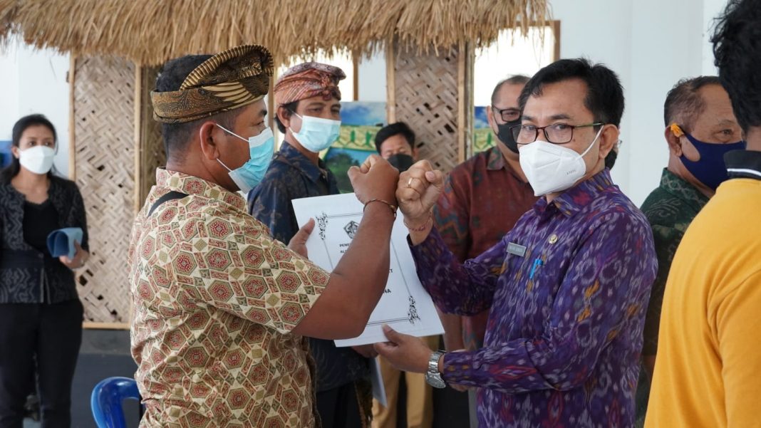Dukung Peningkatan Hasil Pertanian, Pemprov Bali Serahkan Bantuan Alat dan Mesin Pra Panen