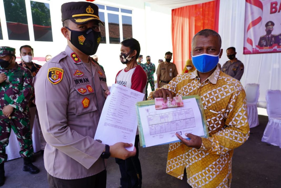 Kodim 0736 Batang dan Polres Batang Salurkan Bantuan Tunai ke Pedagang Kaki Lima
