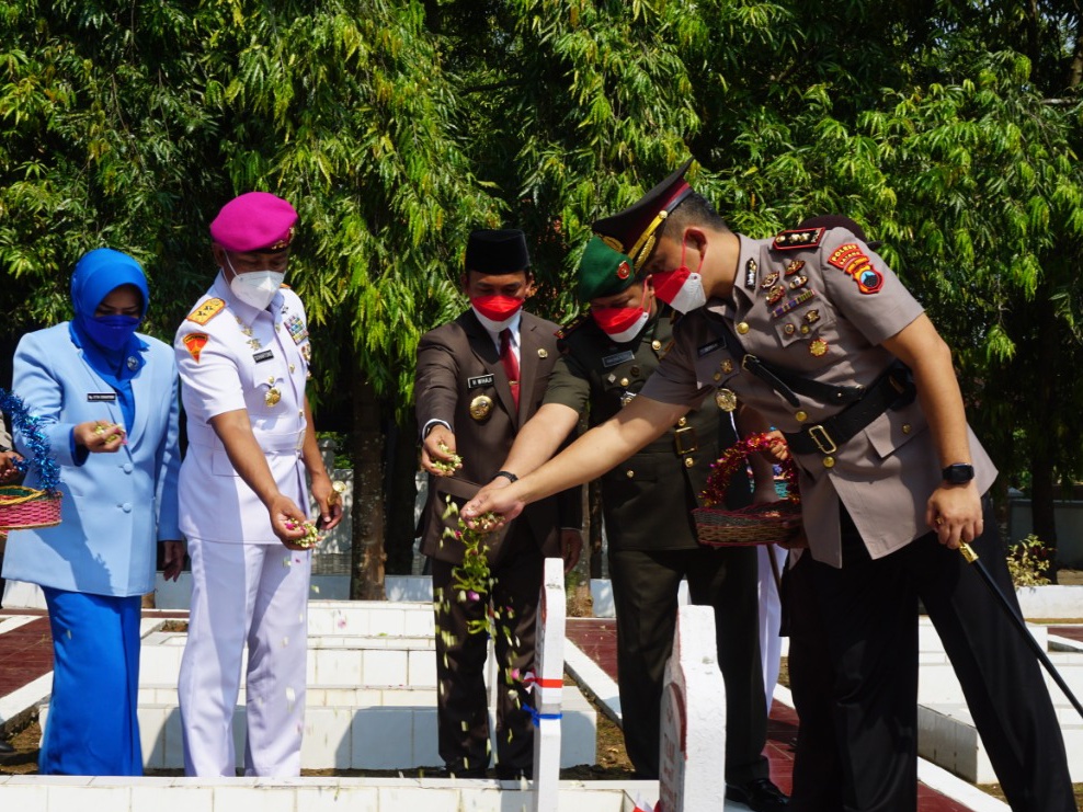 Ziarah ke TMP Kadilangu Batang, Dankormar Semangati Generasi Muda Bisa Menjadi Anggota TNI Polri