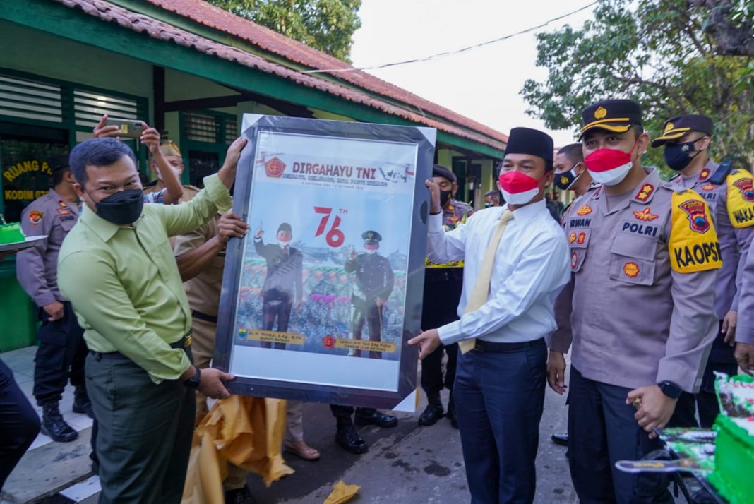 HUT ke-76 TNI, Dandim Terima Kejutan dari Bupati dan Kapolres Batang