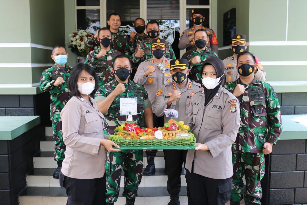 Wujudkan Soliditas Dan Sinergi TNI Polri 3 Kapolres Datangi Korem 052/WKR Peringati HUT Ke-76 TNI