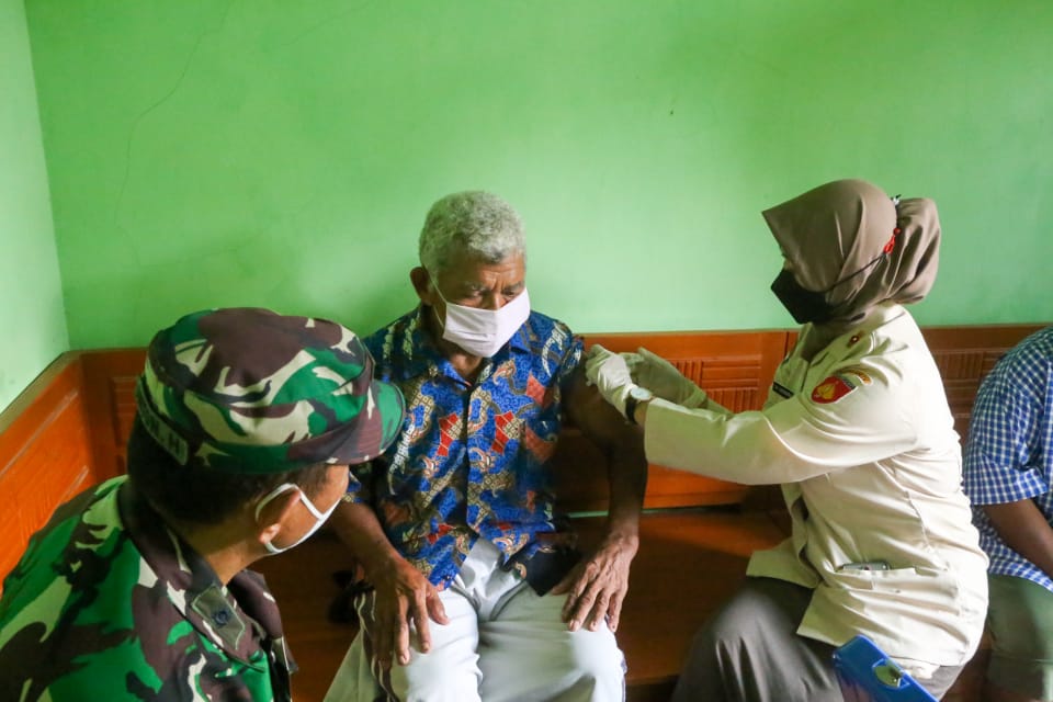 Peringati HUT Ke-76 TNI, Korem 071/Wijayakusuma Vaksinkan Lansia dan Disabilitas Door to Door serta Bagikan Sembako