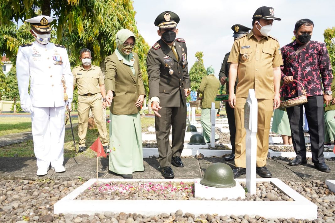 Jelang HUT TNI Danrem 071/Wijayakusuma Pimpin Ziarah di TMP Tanjung Nirwana dan Tinjau Khitan Masal