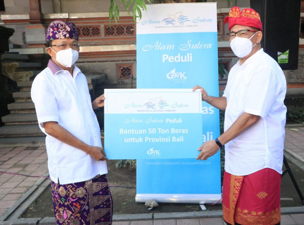 Gubernur Koster Terima Bantuan 50 Ton Beras Dari GWK