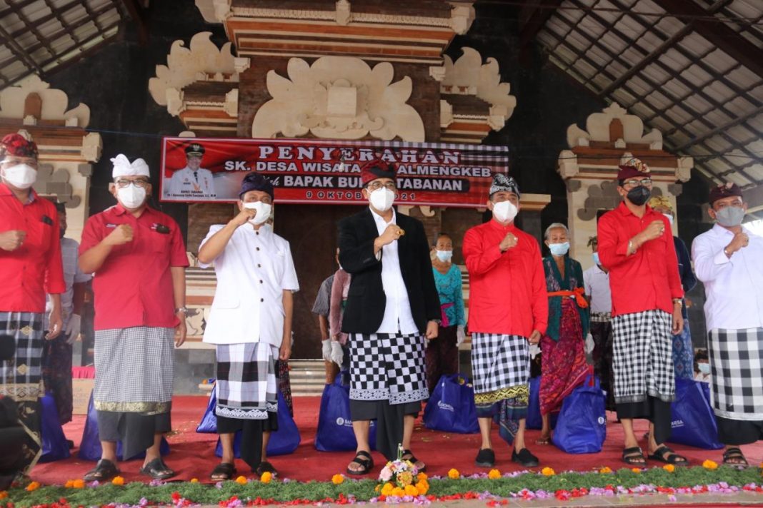 Ngantor di Desa Tegalmengkeb, Bupati Tabanan Serahkan SK Desa Wisata