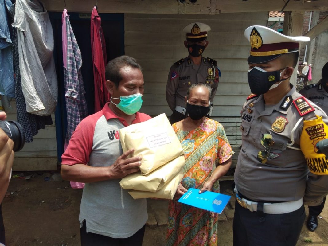 Satlantas Polres Batang Bagi Sembako dan Ratusan Masker ke Warga Denasri Wetan
