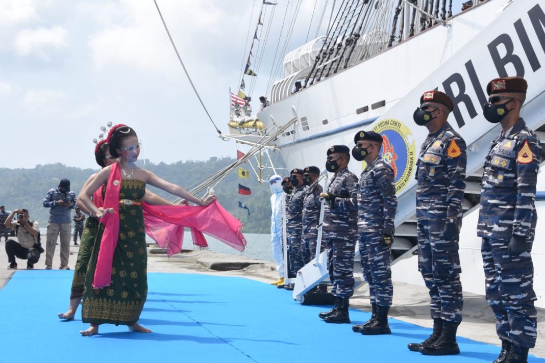 Tiba di Etape-11 Cilacap, Taruna AAL Satlat KJK KRI Bima Suci Disambut Meriah