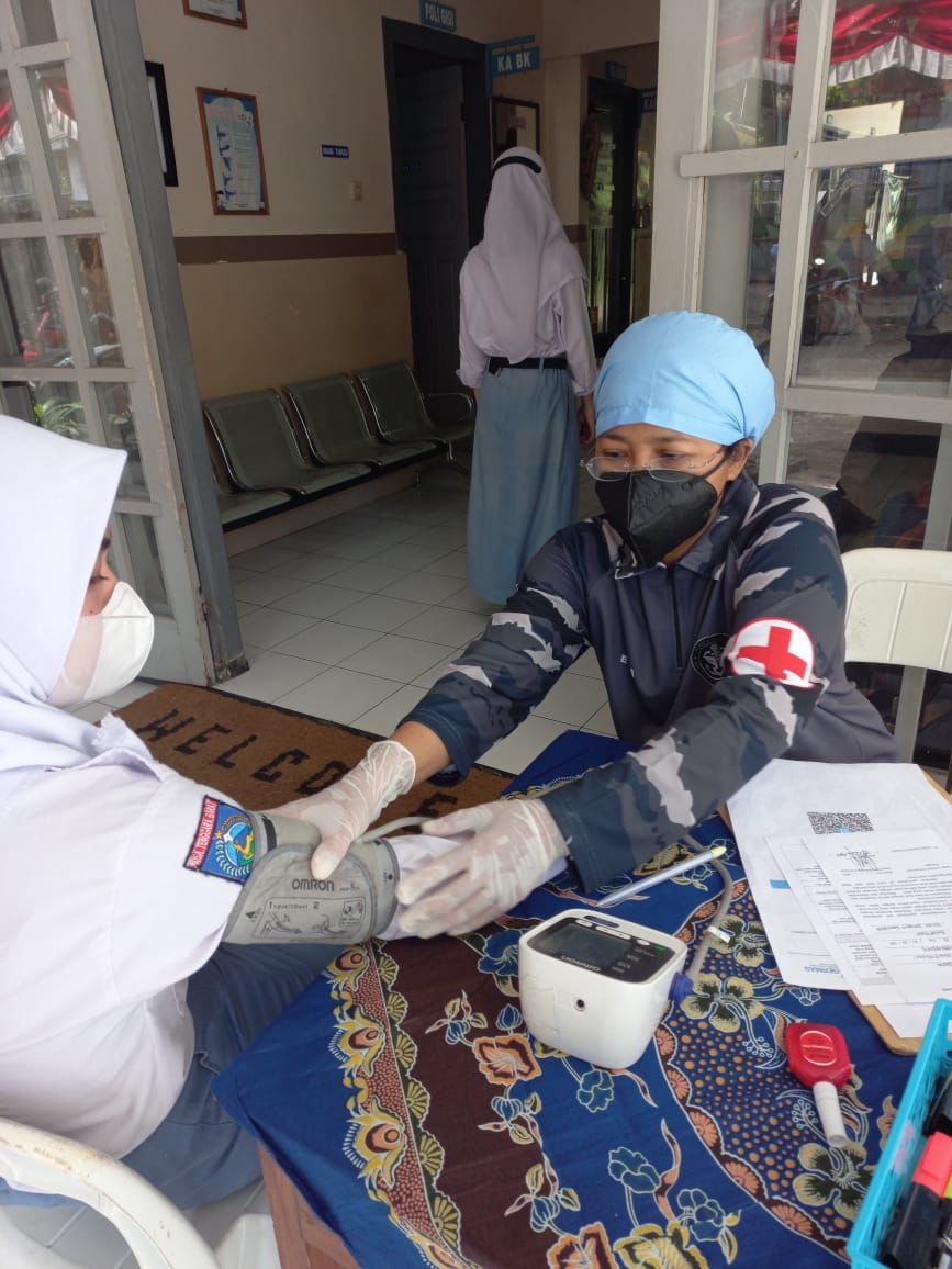 Sambut HUT TNI Ke-76 TNI AL Lanal Mataram Laksanakan Serbuan Vaksinasi Maritim