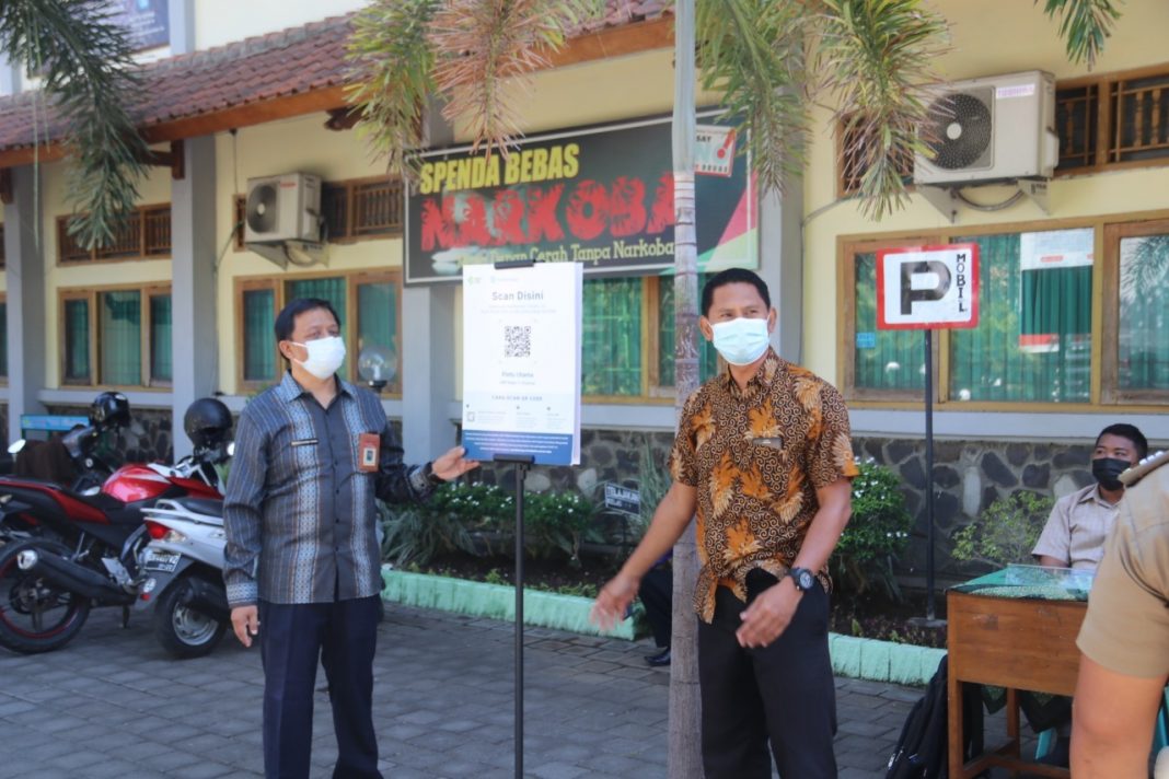 Monitoring Penerapan Aplikasi PeduliLindungi ke Satuan Pendidikan