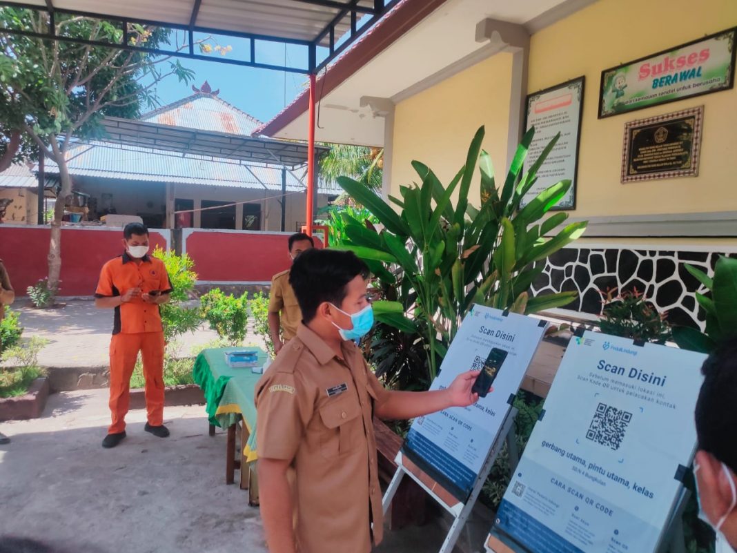 Monitoring Penerapan Aplikasi PeduliLindungi di Lima Titik Sekolah