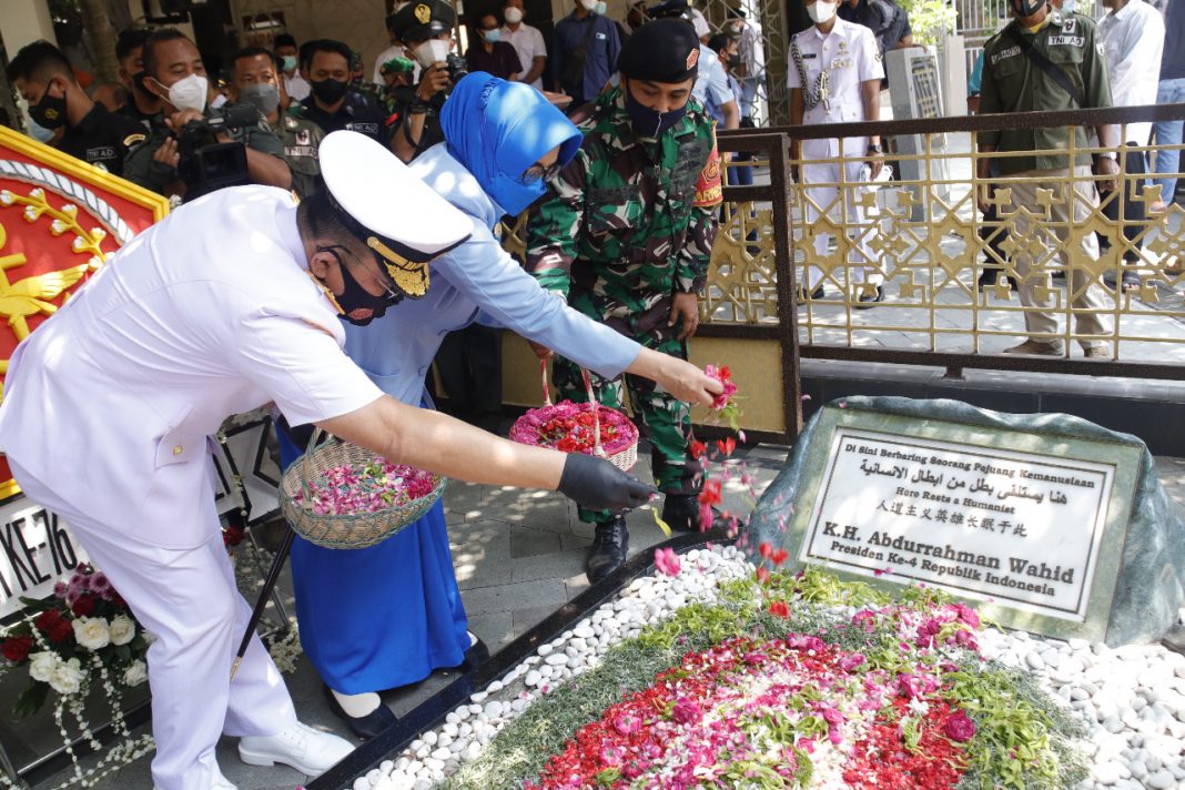 Komandan Puspenerbal Ikuti Ziarah ke Makam Gus Dur Dalam Rangka HUT TNI Ke-76