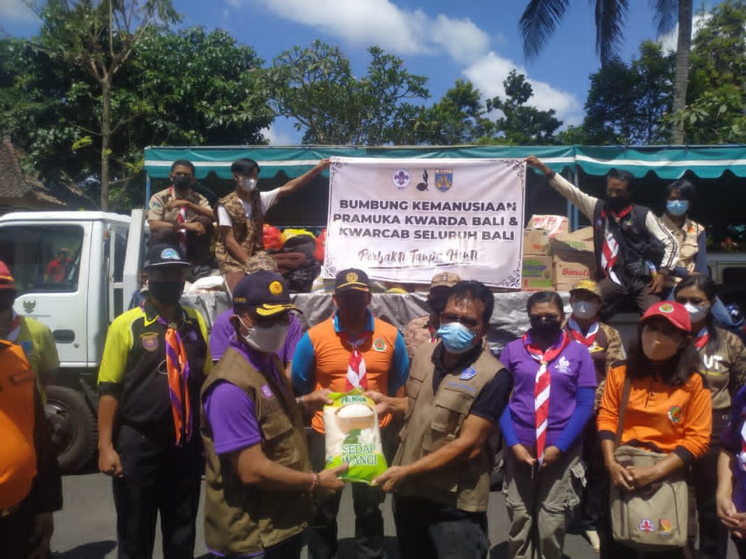 Kwarda Bali Serahkan Bantuan Bumbung Kemanusiaan di Bangli