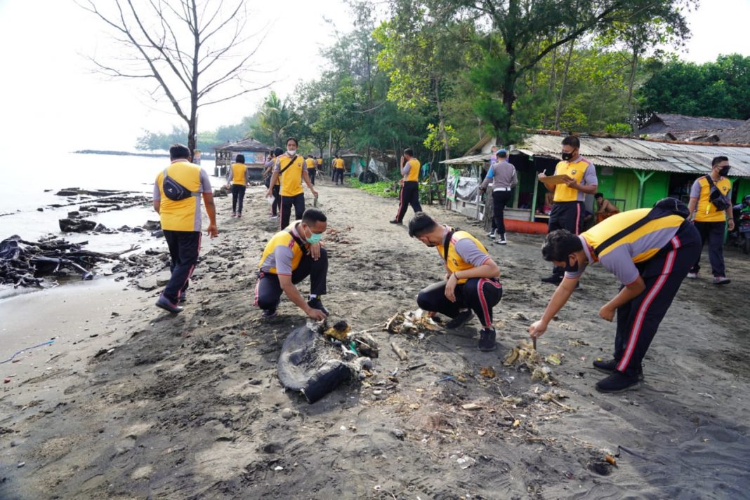 Peduli Lingkungan, Ratusan Personel Polres Batang Lakukan Gerakan Bersih Pantai