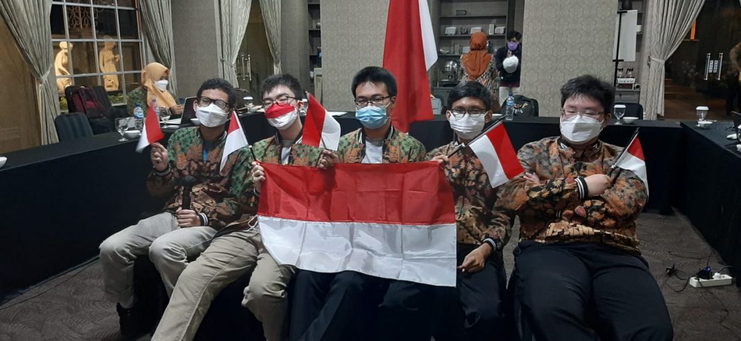 Tim Indonesia Raih 5 Medali pada IOAA Ke-14 di Colombia