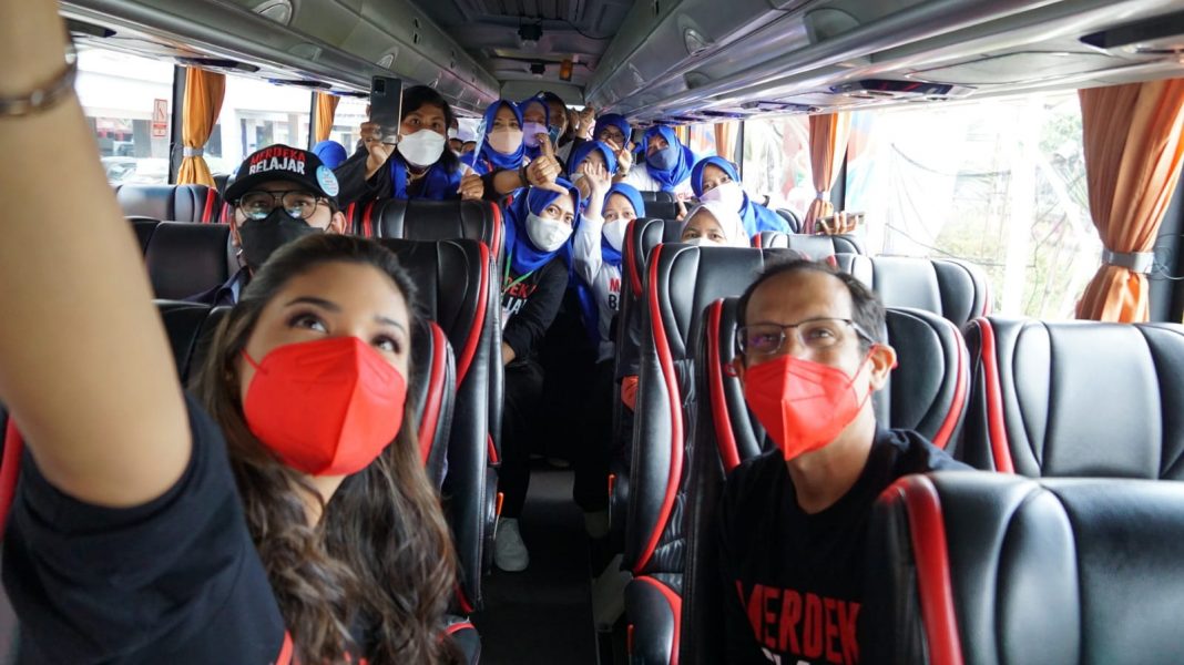 Datang ke Lokasi Puncak HGN Naik Bus, 30 Guru Terkejut Ditumpangi Mendikbudristek