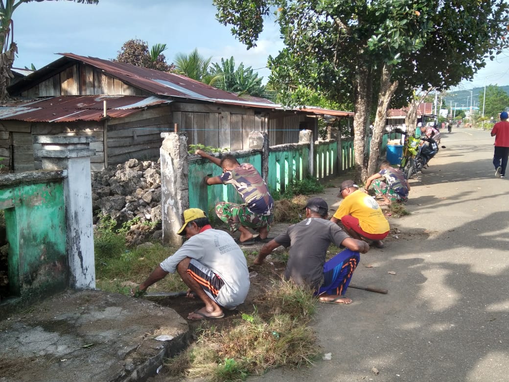 Satgas Ops Pamrahwan Yonif Raider Khusus 732/Banau Gelar Karya Bakti Pembersihan Jalan Raya