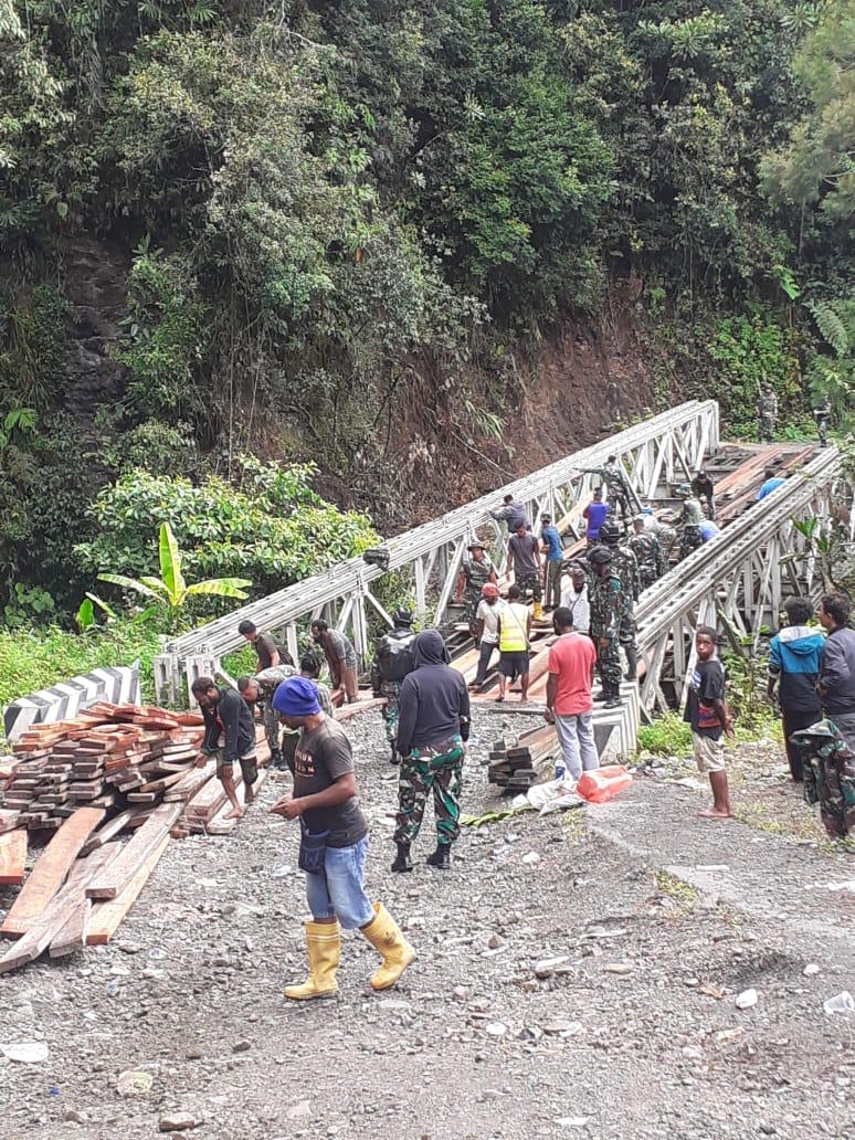 Kodim Jayawijaya Bersama Masyarakat Perbaiki Jembatan Sahayu Yalimo