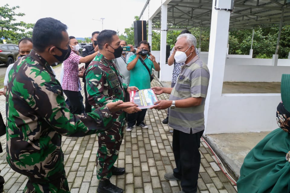 Bantu Kesulitan Masyarakat, Danrem 071/Wijayakusuma Serahkan Kios TNI AD