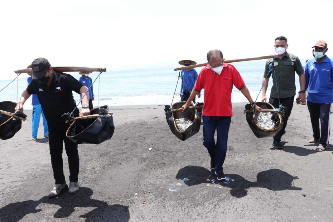 Gubernur Wayan Koster dan Wagub Cok Ace Tinjau Produksi Garam Tradisional Lokal Bali Kusamba