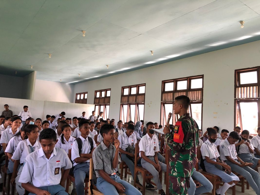 Cerdaskan Anak Bangsa Satgas Pamrahwan Yonarhanud 11/WBY Menjadi Gadik di SMA 22 Hatusua