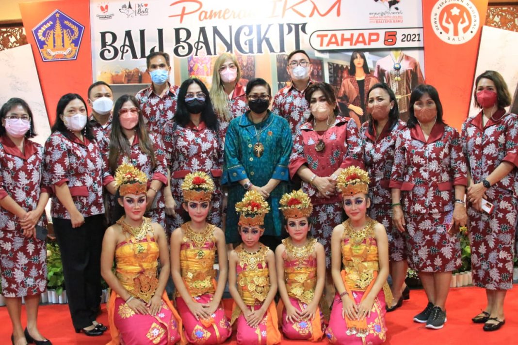 Terima Kunjungan Dekranasda Minahasa dan Bogor, Ny Putri Koster Sampaikan Upaya Pelestarian Tenun Bali