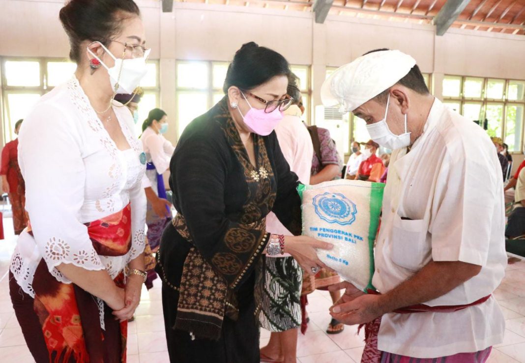 Gelar Aksi Sosial di Buleleng, TP PKK Bali Salurkan 3 Ton Beras