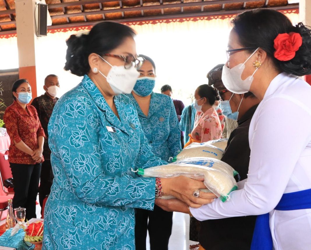 Ny Putri Koster Serahkan Bantuan di Kintamani