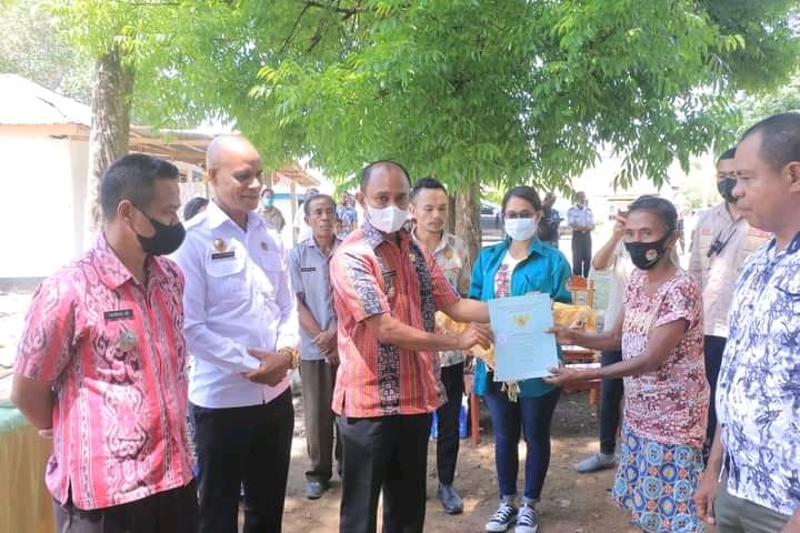 Wabup Alo Haleserens Serahkan Ratusan Sertifikat Tanah Bagi Masyarakat Tohe Batas RI-RDTL