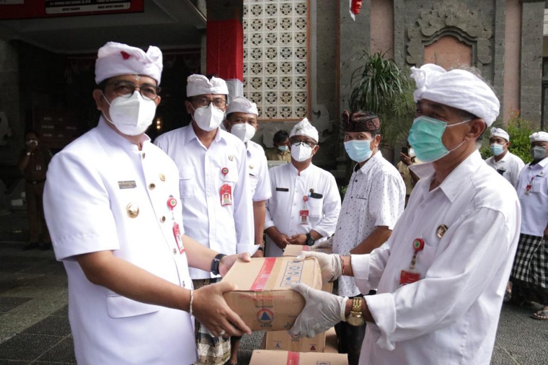 Bupati Tabanan Salurkan Bantuan APD di Lingkungan Pendidikan