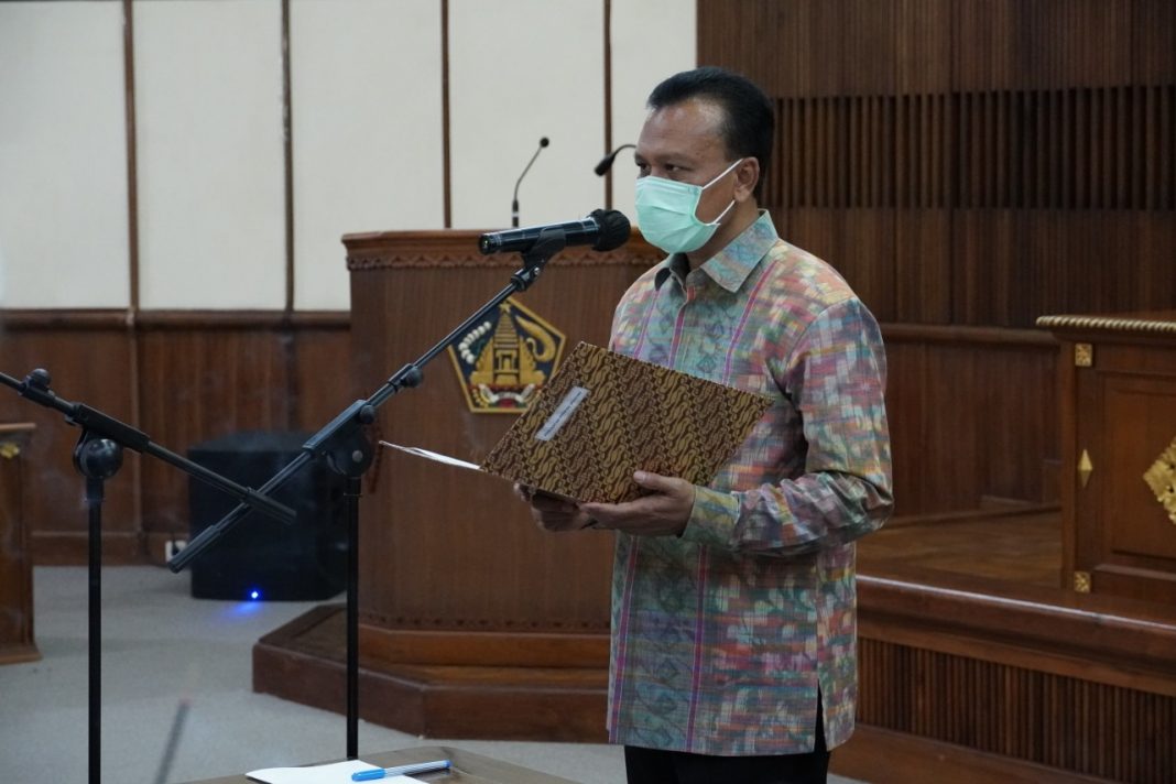 Sekda Dewa Indra Lantik Anggota BPSK Kota Denpasar