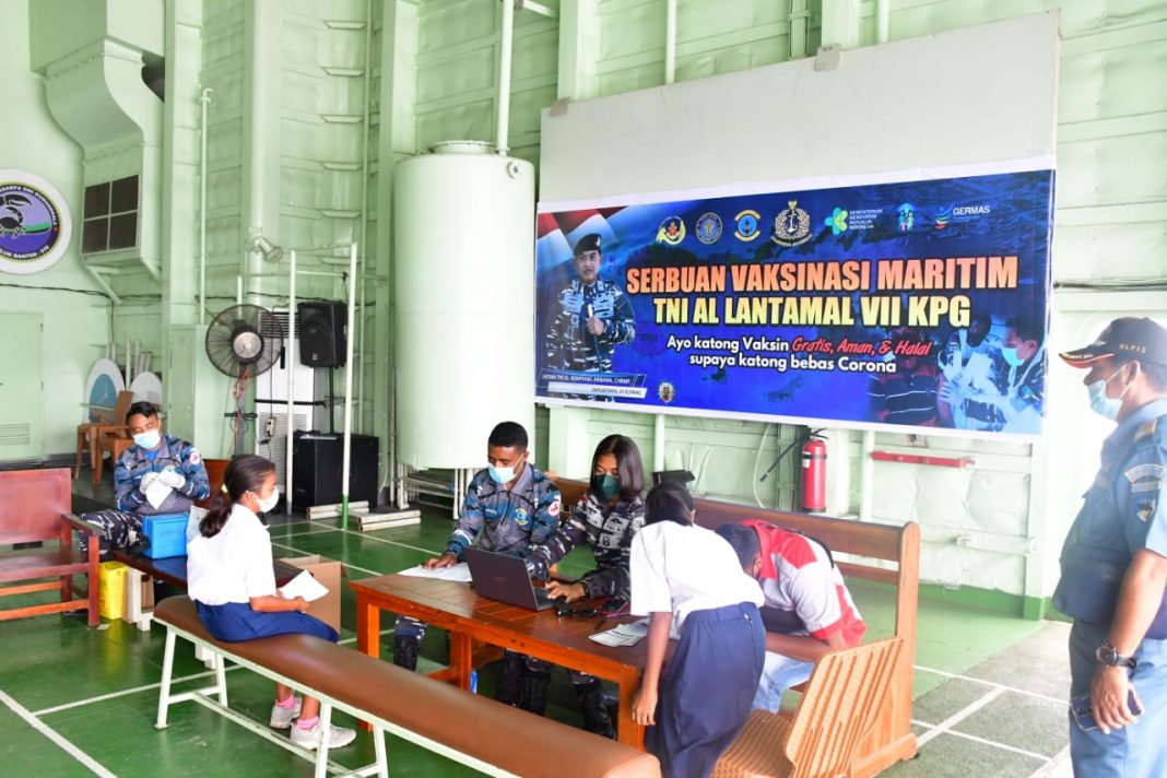 Vaksinator Lantamal VII Kupang Serbu Masyarakat Maritim Pulau Sumba