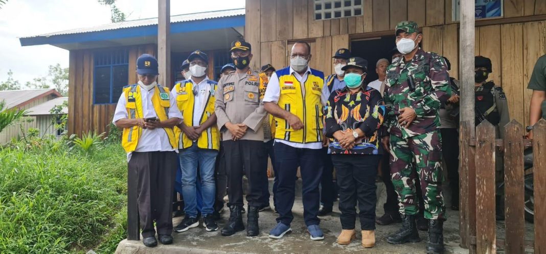 Wamen PUPR Tinjau Jembatan Sahayu dan Lokasi Kebakaran Pasca Konflik di Elelim
