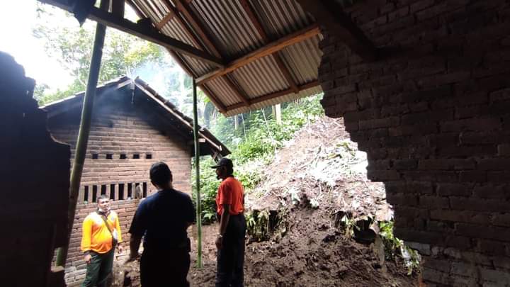 BPBD Buleleng Serahkan Sembako dan Logistik Korban Tanah Longsor di Sudaji