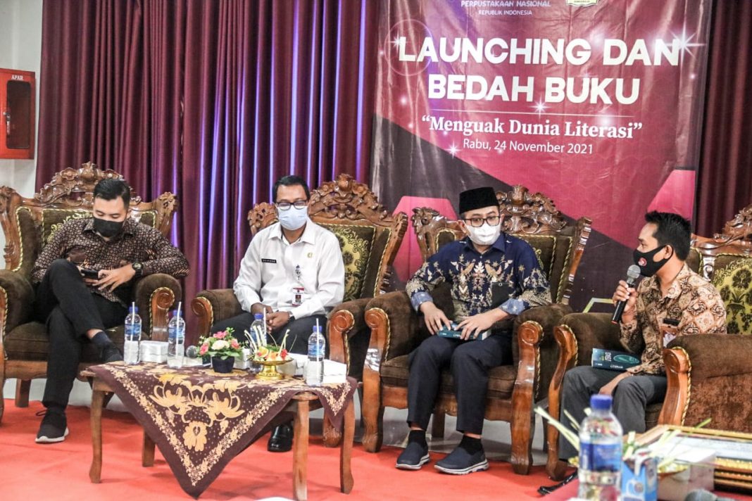 Bedah Buku “Menguak Dunia Literasi”, Ajak Pembaca Gali Pengetahuan Melalui Literasi