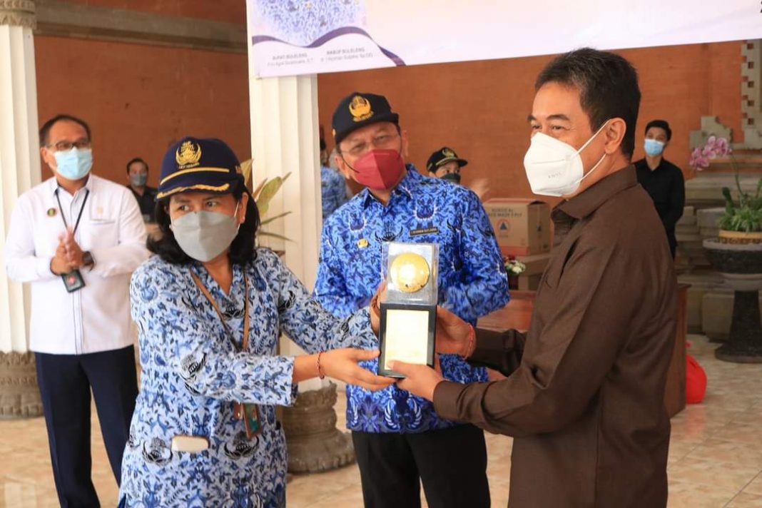 Ketua DPRD Buleleng Meraih Penghargaan Green Leadership Nirwasita Tantra Tingkat Nasional