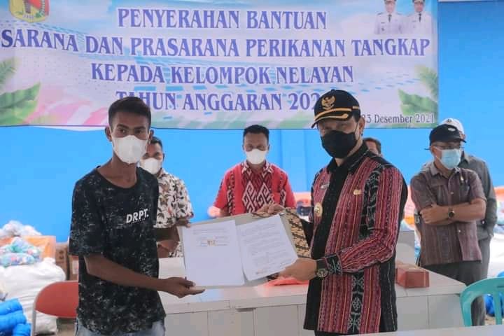 Bupati dan Wabup Belu Serahkan Bantuan Alat Perikanan Tangkap Kepada Nelayan di Atapupu