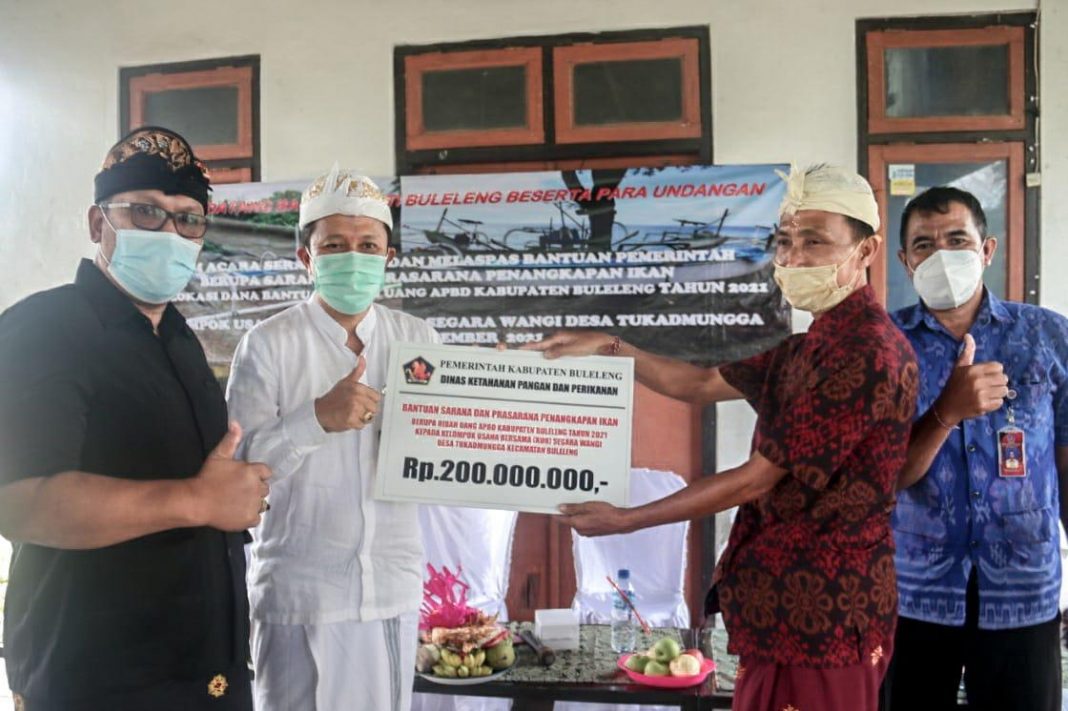 DKPP Buleleng Hibahkan 3 Unit Jukung Kepada Kube Segara Wangi Tukadmungga