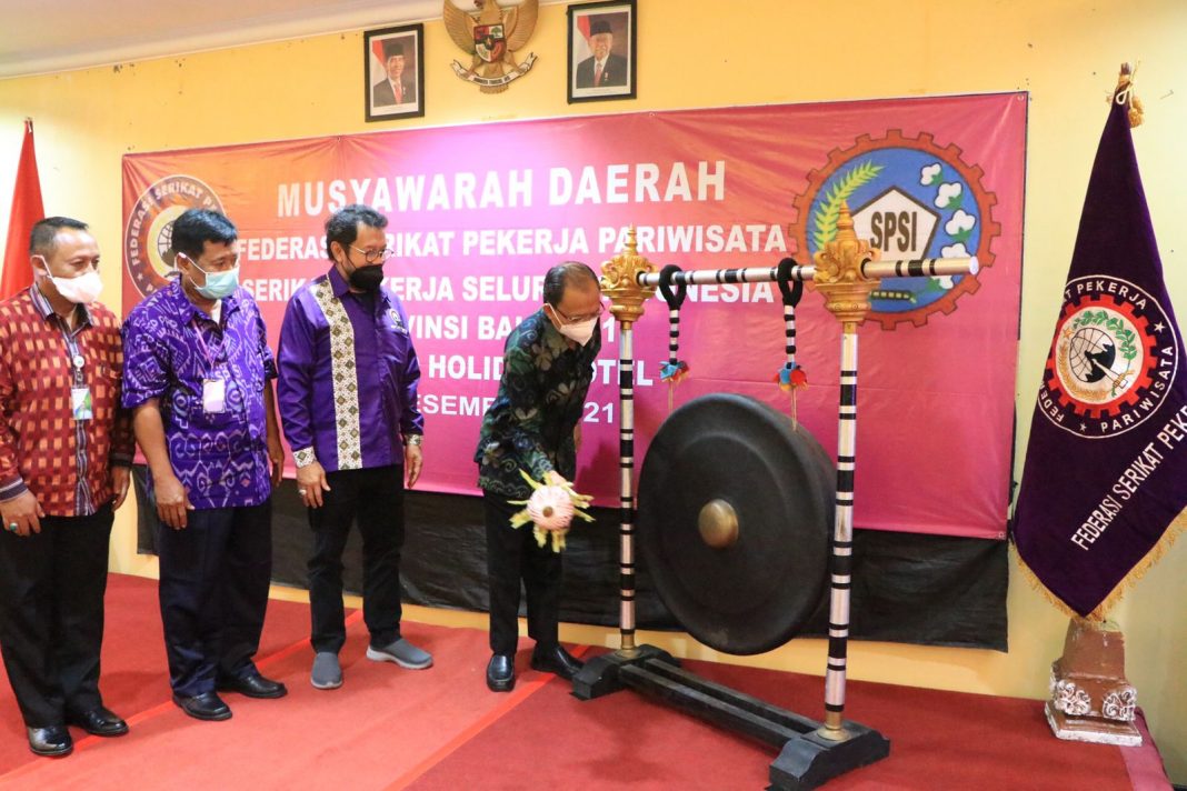 Gubernur Koster Buka Musda Pengurus Daerah Federasi Serikat Pekerja Pariwisata di Nusa Dua