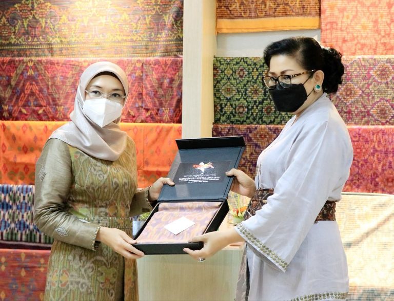 Ibu Wapres, Wury Ma’ruf Amin Kunjungi Pameran IKM Bali Bangkit Didampingi Ny. Putri Suastini Koster